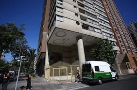 Víctima extranjera y encontrada por personal de aseo: lo que se sabe del hallazgo de un cuerpo atado de pies y manos en departamento de Santiago