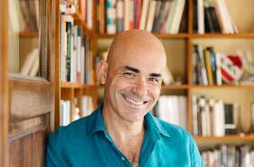 Eduardo Sacheri, escritor: “En Argentina, los discursos emocionales y mágicos gozan de una estupenda salud”