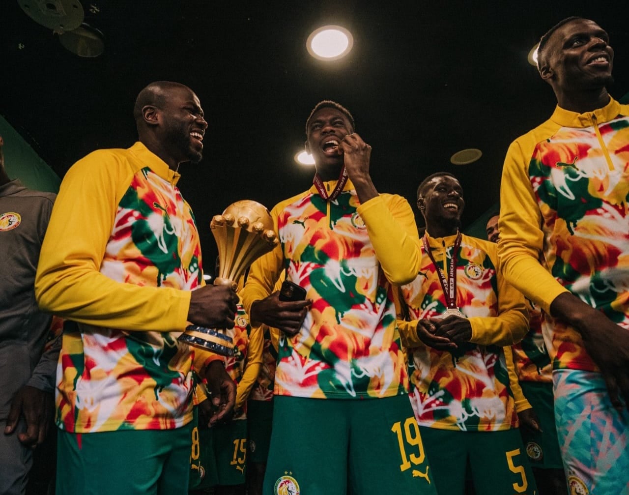 El plantel de Senegal posó con la copa y las medallas en amistoso ante Perú.