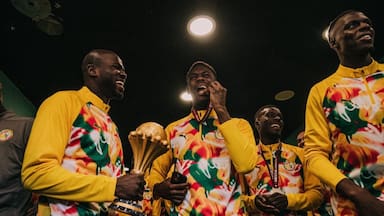 Luciendo el título y las medallas: Senegal ignora la sanción de la CAF y le enrostra la Copa Africana a Marruecos