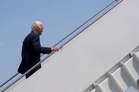 Biden reitera que no se va “a ninguna parte” mientras destacados mecenas le retiran su respaldo