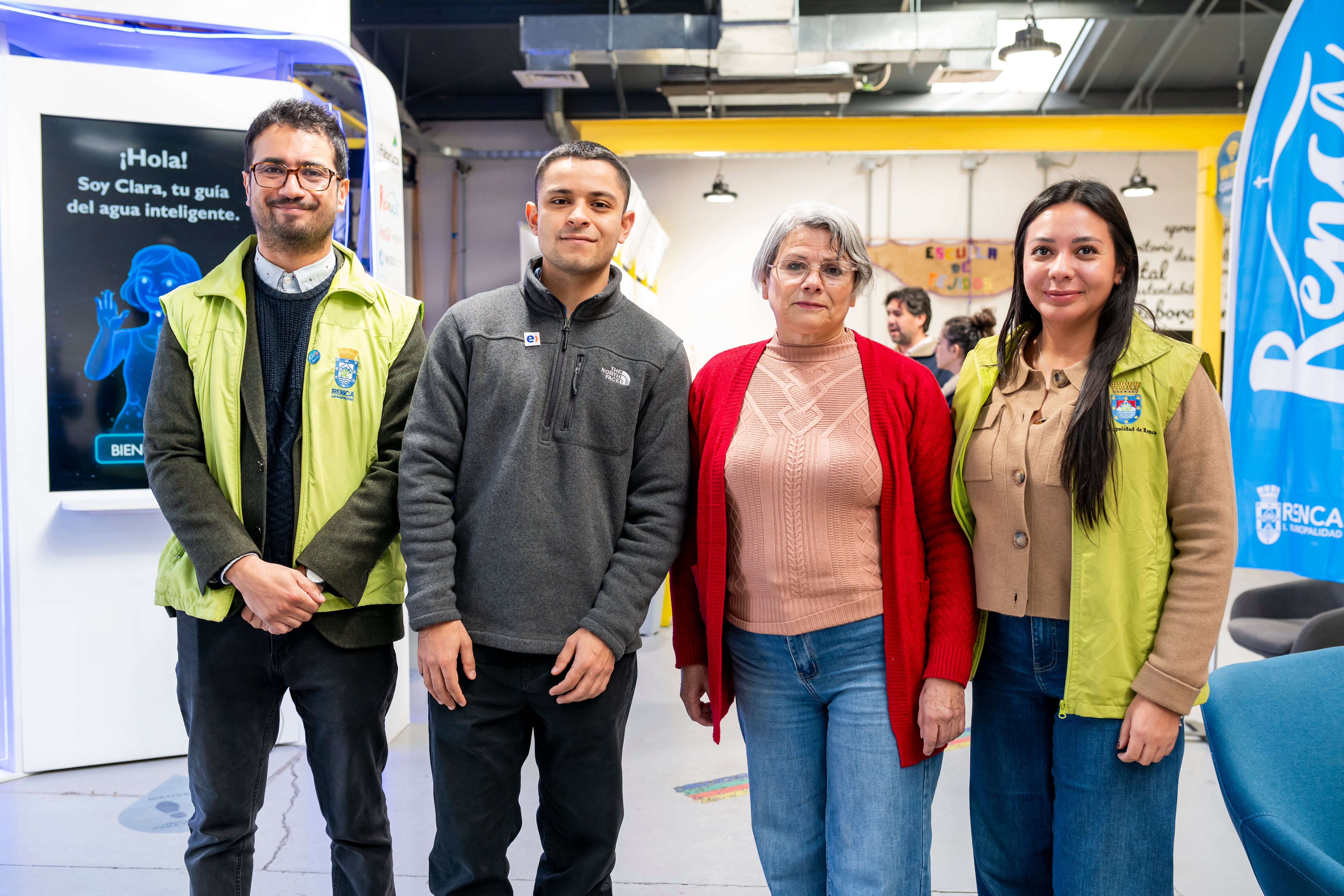 Valente Alarcón, encargado de Desarrollo Económico Local de la Municipalidad de Renca; Nicolás Aravena, analista de Entel; Isabel Madrid, alumna de los Programas de Habilidades Digitales; y Karla Meneses, encargada del departamento Personas Mayores de la Municipalidad.