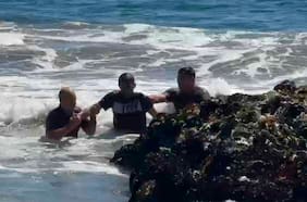 Asaltante se lanzó al mar para evitar detención en Iquique: debió ser rescatado del oleaje por carabineros