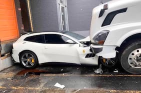 Lo echaron y las emprendió contra el auto del jefe, un Ferrari GTC4Lusso