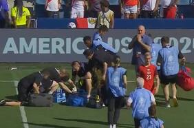 Imagen impactante: juez de línea cae desplomado en el partido entre Perú y Canadá