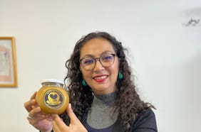 Creadora de “miel Gibson” gana disputa por marca y alista nuevo producto