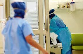 Minsal informa que hay más de 3.700 funcionarios de la salud con Covid-19: cifra se quintuplicó en los últimos 40 días