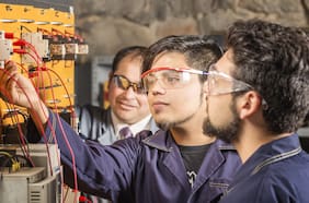 ¿Qué es la formación dual? El modelo alemán que gana terreno en Chile