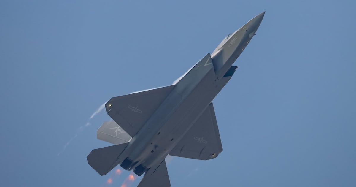 China despliega su caza furtivo J-35A: un desafío tangible al dominio aéreo estadounidense