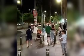 Con palos, piedras y balones de gas: ambulantes atacan a funcionarios municipales en Estación Central