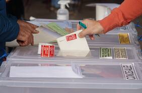 Estudio afirma que Apruebo Dignidad y la Lista del Pueblo lideraron entre votantes más jóvenes y Vamos por Chile en mayores de 50 años