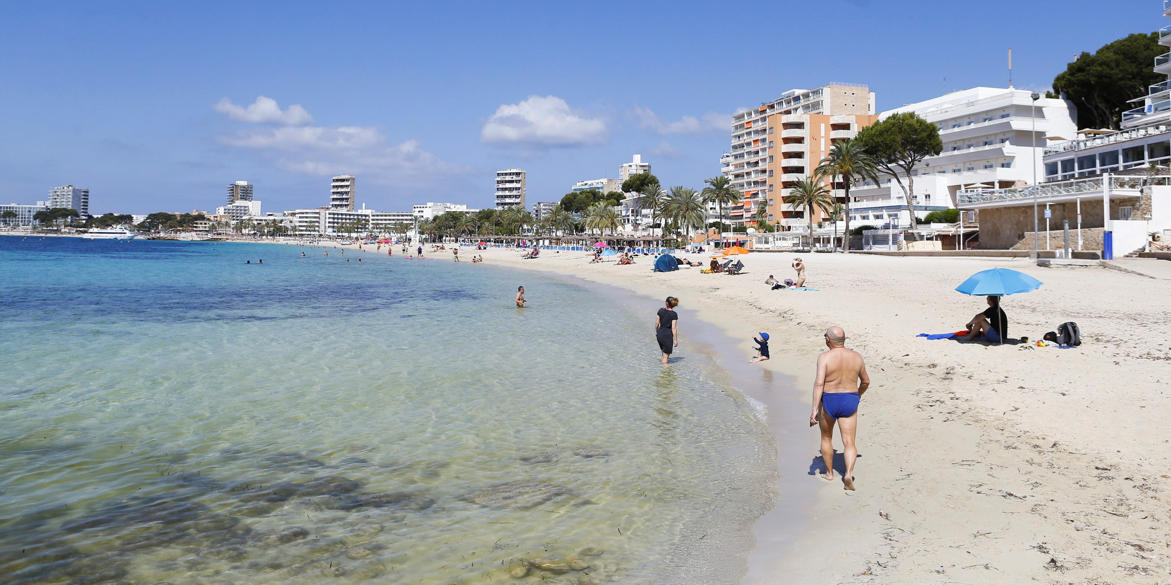 Turistas disfrutan en la playa de Magaluf en Mallorca, España, el 29 de junio de 2021. Foto: Archivo