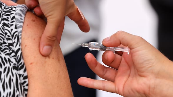 Gobierno llama a vacunarse contra la influenza para evitar contagios por gripe aviar