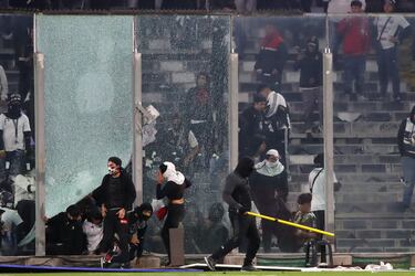 Barristas de Colo Colo ingresaron a la cancha del Monumental.