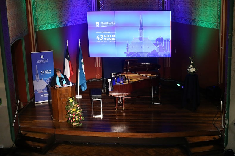 La expresidenta Michelle Bachelet, llega hasta la UTEM para ofrecer una conferencia magistral sobre los desafíos actuales de la educación superior pública en Chile, en el marco del 43° aniversario de la universidad.