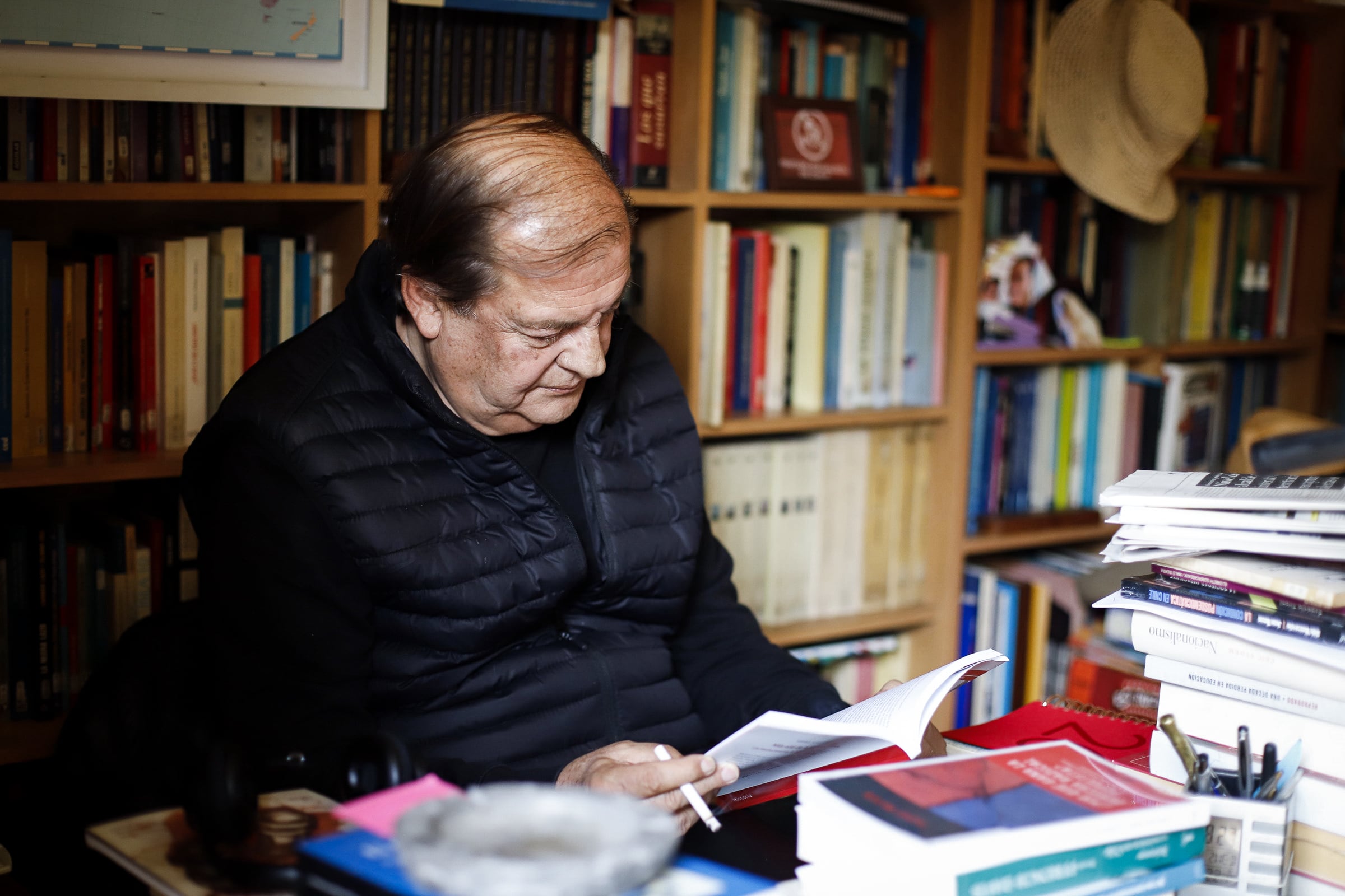 Vidal cuenta que volvió a meterse de lleno en la historia de nuestra política exterior y defensa. Ello, tras leer el libro El pacto perfecto, que narra la historia secreta de la ayuda de la Junta Militar al Reino Unido durante la guerra de las Malvinas.