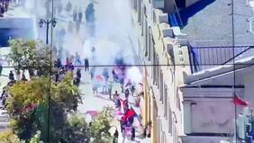 Marcha en el centro de Santiago por el 8M: Carabineros reporta desórdenes aislados en el eje Alameda