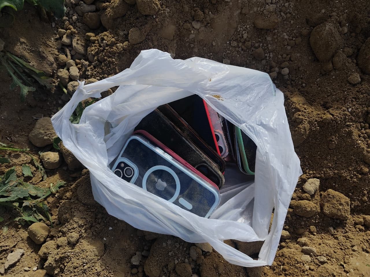 Hallan celulares enterrados en terreno colindante a edificio donde detuvieron a cinco personas.
