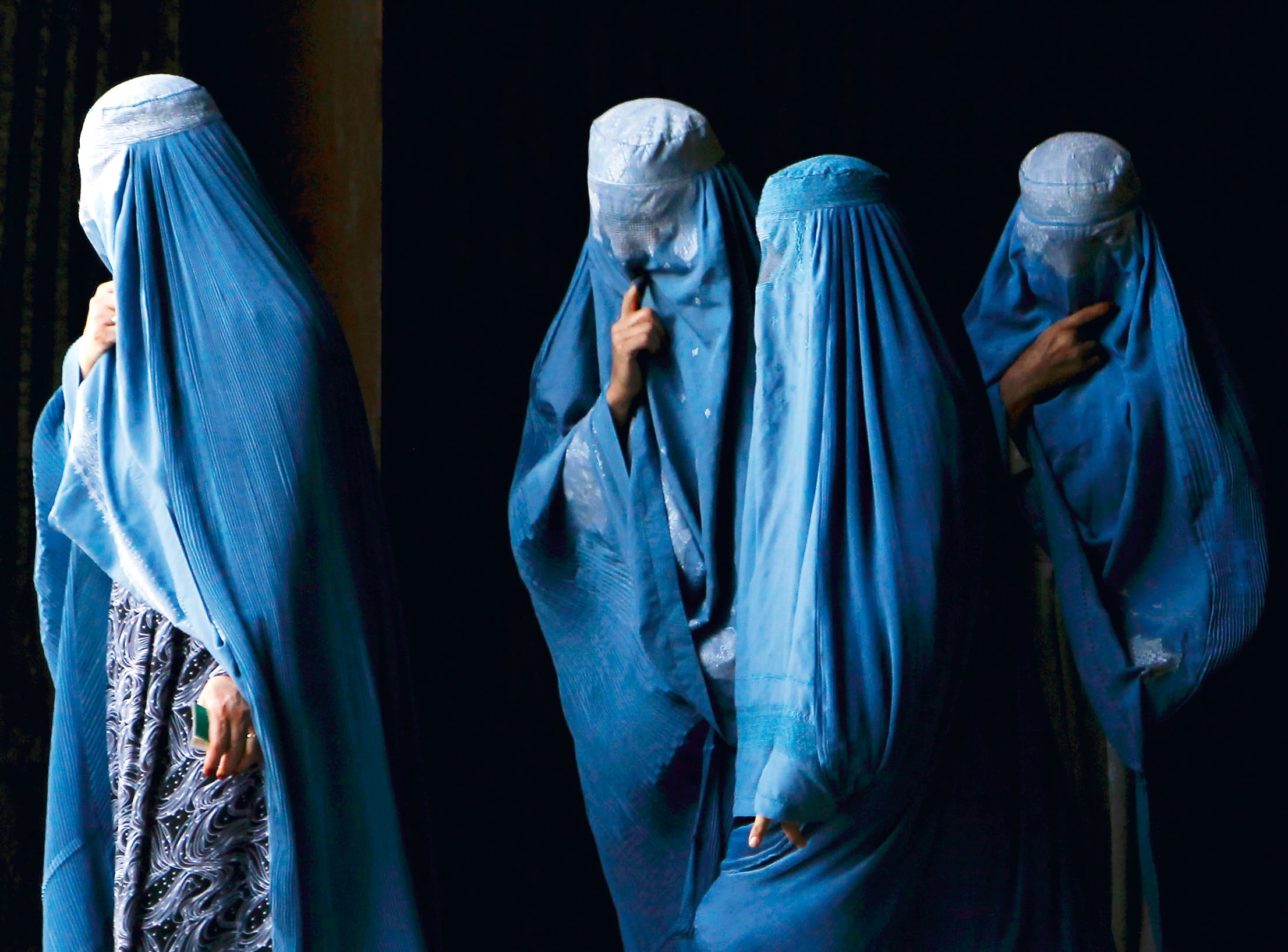 Mujeres afganas se marchan tras votar en un colegio electoral durante las elecciones parlamentarias en Kabul, el 18 de septiembre de 2010.