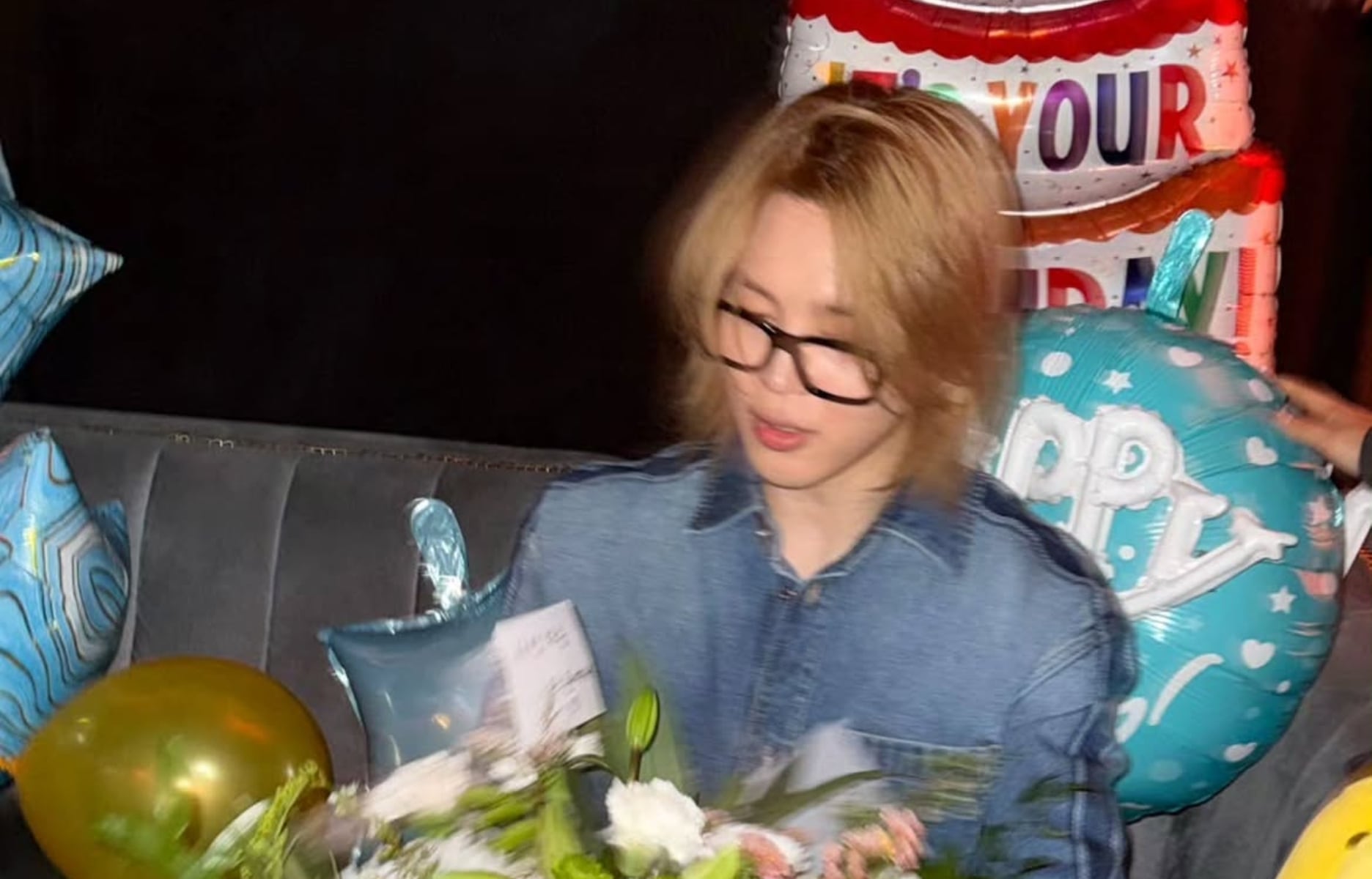 Torta y un coro masivo: el animado cumpleaños de Jimin de BTS en Chile