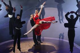 Con Margaret Qualley y tres figuras musicales: el homenaje de los Oscar a la saga James Bond