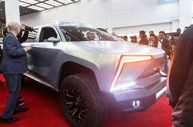 Esta es la copia de la Tesla Cybertruck que se luce en el Salón de Los Ángeles