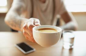 Limitar el consumo de café a este período disminuye el riesgo de muerte prematura, según estudio