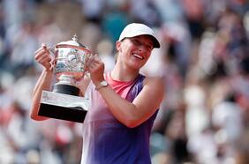 Tricampeona de París: una imparable Iga Swiatek barre con Paolini y se corona en Roland Garros