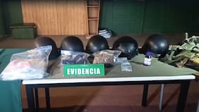 Hallan armas, drogas y falsos uniformes de Carabineros y la PDI en vivienda de Cerro Navia