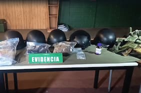 Hallan armas, drogas y falsos uniformes de Carabineros y la PDI en vivienda de Cerro Navia