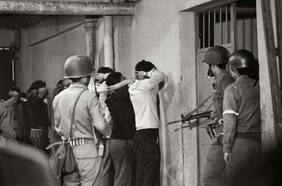 El brasileño que desafió a la dictadura para fotografiar La Moneda destruida y los presos del Estadio Nacional