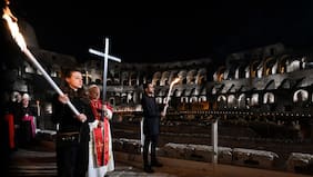Tras décadas Papa León XIV vuelve a la tradición de cargar la cruz durante el Via Crucis