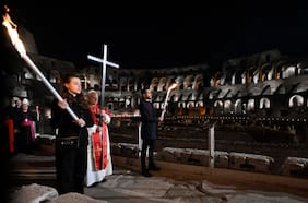 Tras décadas Papa León XIV vuelve a la tradición de cargar la cruz durante el Via Crucis