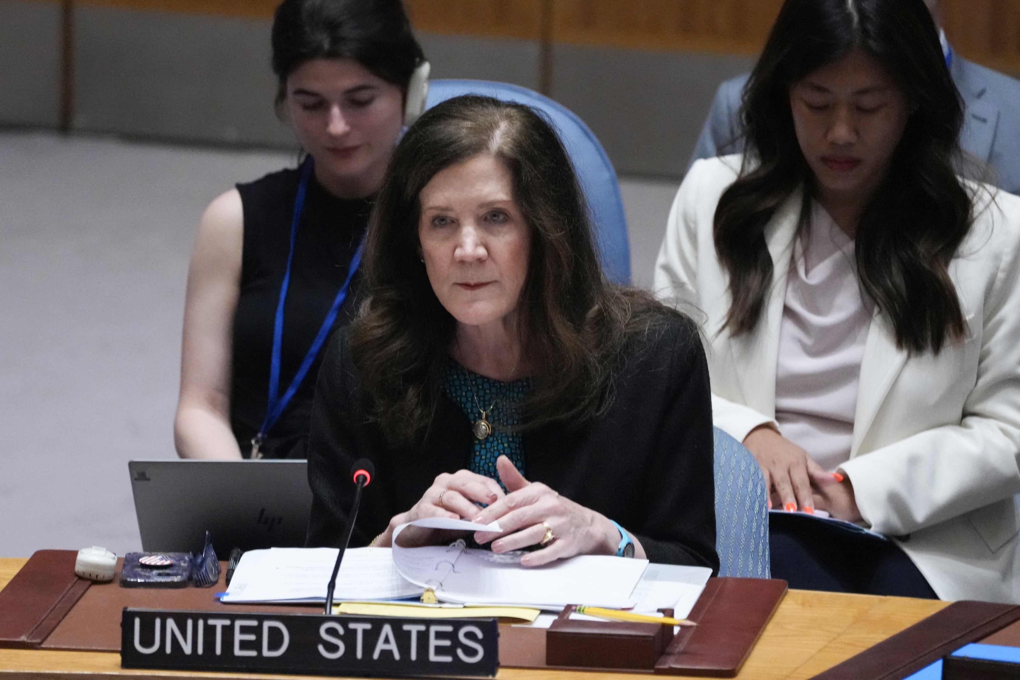 La embajadora de Estados Unidos ante la ONU, Dorothy Shea, observa durante una reunión de emergencia del Consejo de Seguridad de las Naciones Unidas en Nueva York el 22 de junio de 2025, un día después de los ataques estadounidenses contra las instalaciones nucleares iraníes. Foto: AFP