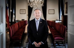 El “cardenal” de La Moneda bajo fuego cruzado