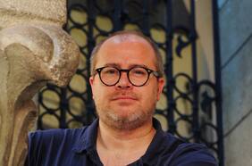 Carlos Basso publica nueva novela de misterio y conspiraciones en el mundo literario