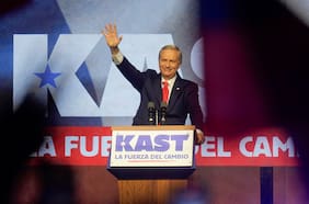 Kast pasa a segunda vuelta e inicia contactos para un comando unitario con equipos de Matthei y Kaiser