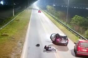 Mujer se lanzó de un auto en movimiento tras notar que chofer no seguía ruta del GPS