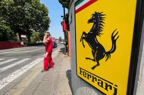 Ferrari sube previsiones por fuerte mix de modelos y efectos postivos de tipo cambio