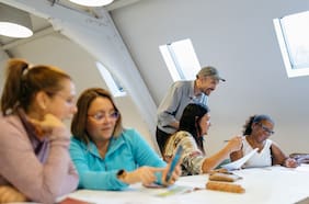 ¿Cómo es volver a estudiar después de los 50? La experiencia de aprender inglés viviendo fuera de Chile