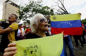 Oposición y oficialismo se manifiestan en Venezuela a un mes de las elecciones en medio de denuncias de aumento de la represión