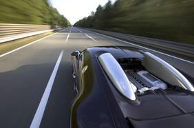 ¿Sabes cuáles son los autos que andan a más de 400 km/h?: la histórica lucha entre Bugatti y Koenigsegg por ser el más veloz