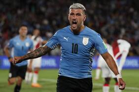 Uruguay vence a Perú y saca pasajes a Qatar