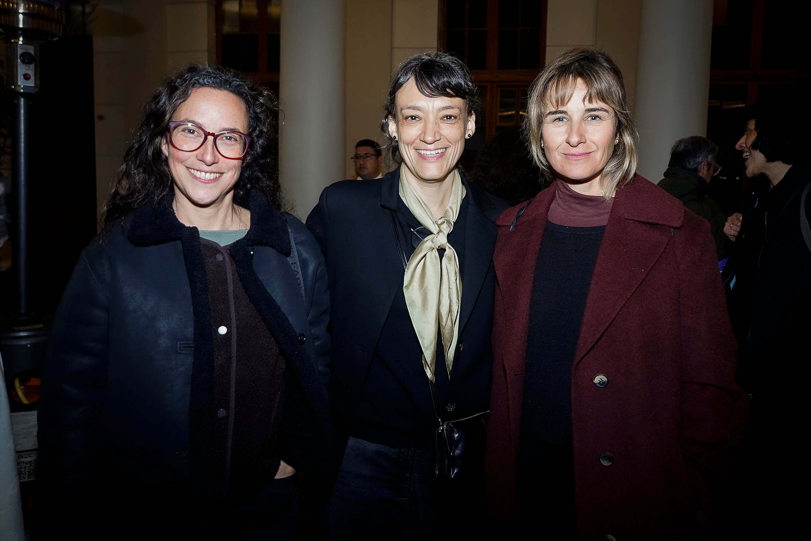 Constanza Pinto y Macarena Kojacovic junto a María José Ferrada, ganadora del Premio Manuel Montt.