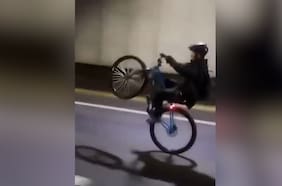 Irresponsable ciclista provocó accidente y dejó a mujer gravemente herida: aún no es localizado