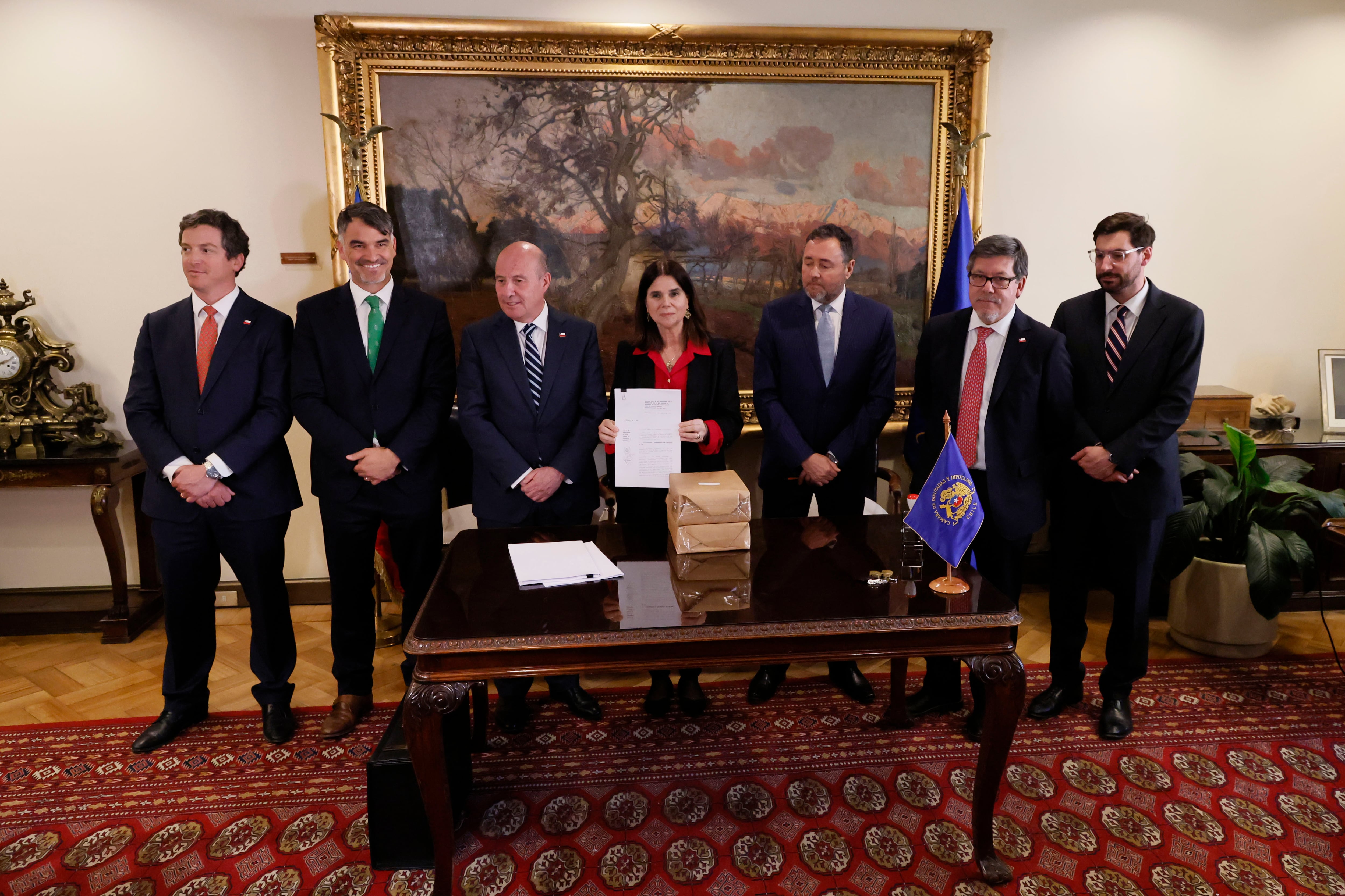 Valparaiso, 30 de septiembre 2026
El ministro de Hacienda, Jorge Quiroz, junto al director de presupuestos, Jose Pablo Gomez, realiza entrega formal del proyecto de Ley de Presupuestos 2027 en el Congreso Nacional
Sebastian Cisternas/Aton Chile