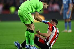 Dibu Martínez protagoniza fuerte encontrón con un rival en una nueva victoria del Aston Villa