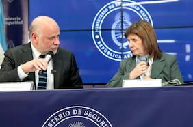 Viaje de Elizalde y despliegue de Viera-Gallo: barbarie en partido de la U en Argentina obliga al gobierno a actuar