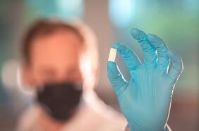 Inédito hallazgo: joven chileno desarrolla sorprendente biopolímero para regenerar huesos humanos