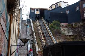 Se reactiva el sube y baja: MOP compromete para agosto la reapertura de tres ascensores en Valparaíso